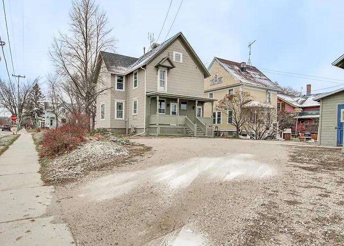 Lovely Elkhart Lake Apartment - Walk To Town!