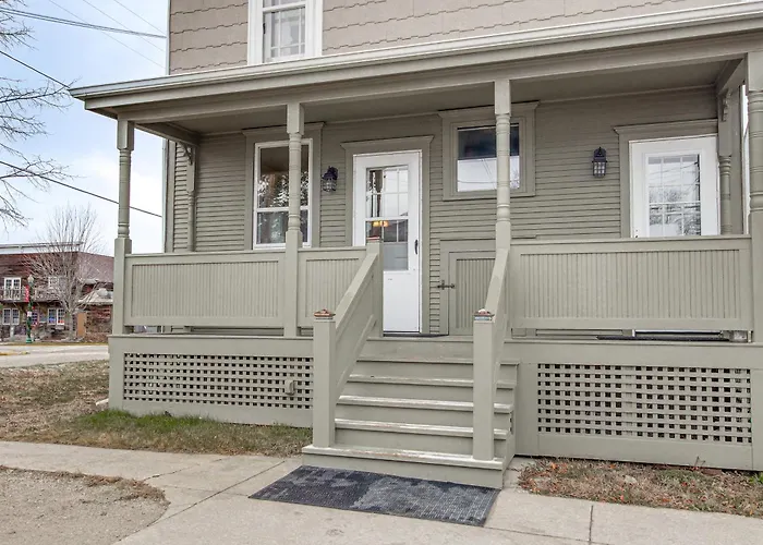 Lovely Elkhart Lake Apartment - Walk To Town!