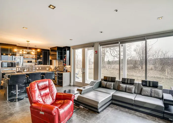 Road America Retreat: Modern Villa W/ Garage!