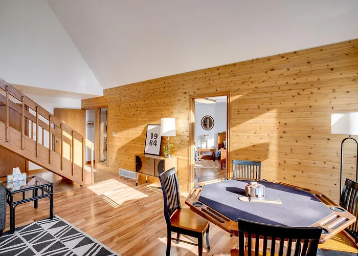 All-Season Lodge 40 Acres: Walk To Elkhart Lake!