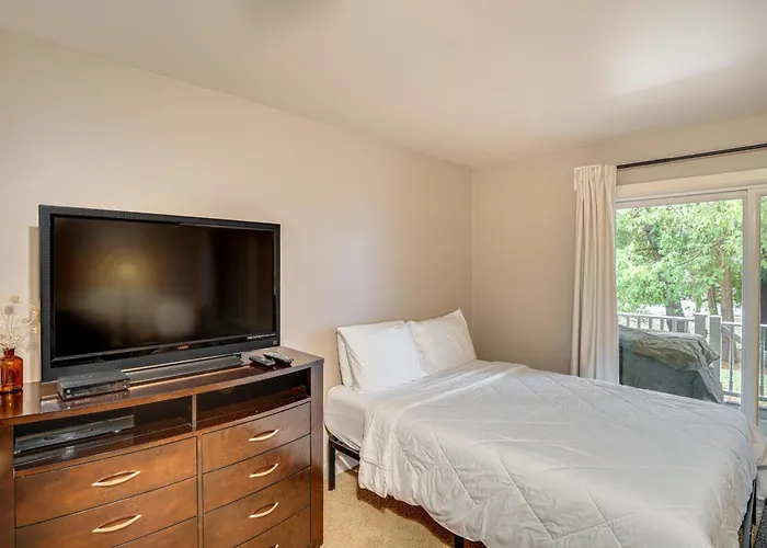 Walkable Lake Escape! Elkhart Lake Condo
