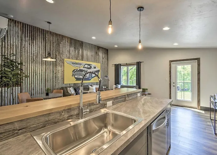 Modern Townhome W/ Deck - 1/2 Mi To Elkhart Lake!